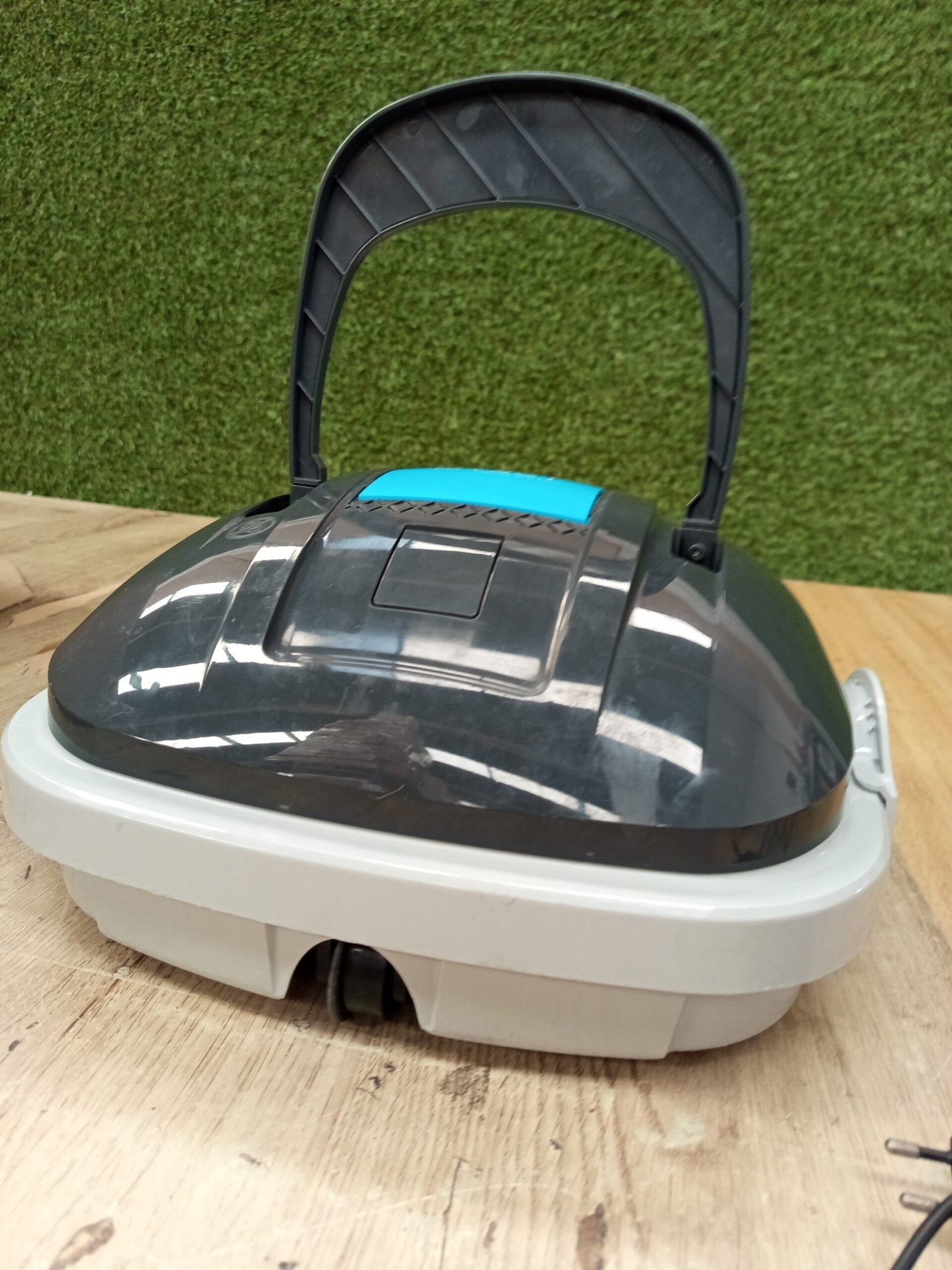 Robot Limpiafondos Piscina. - Imagen 3