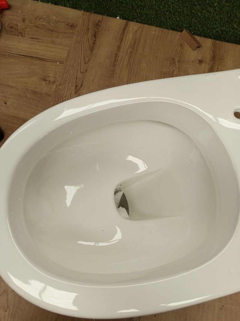 Inodoro cerámico blanco - Imagen 4