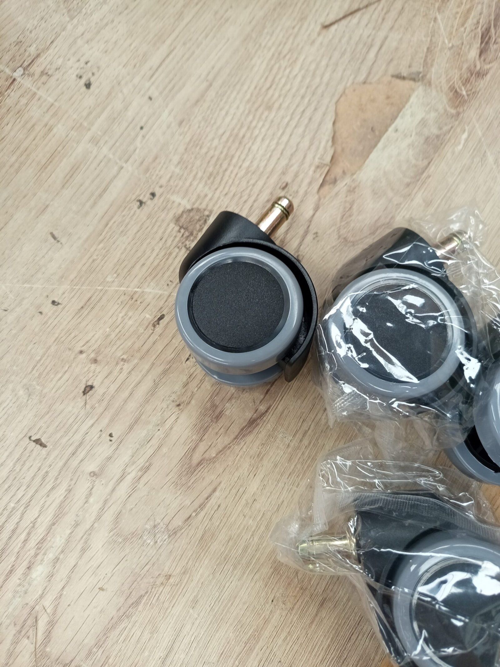 5 ruedas universales y resistentes para sillas - Imagen 4