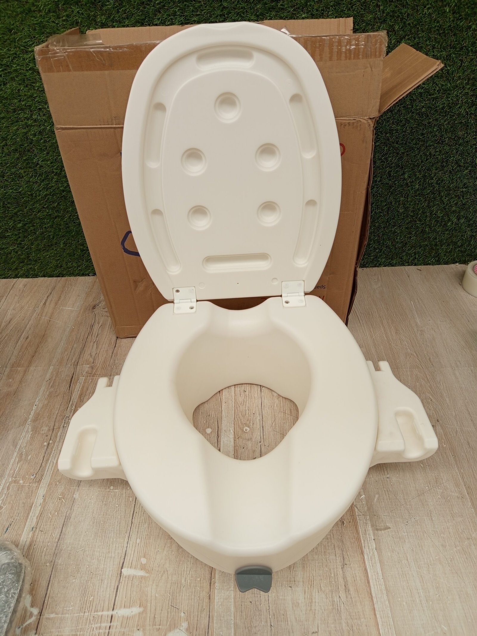 Elevador WC con tapa y apoyabrazos abatible - Imagen 2