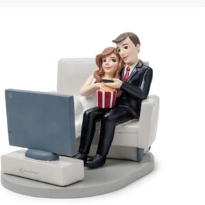 Figura pastel novios mirando la TV