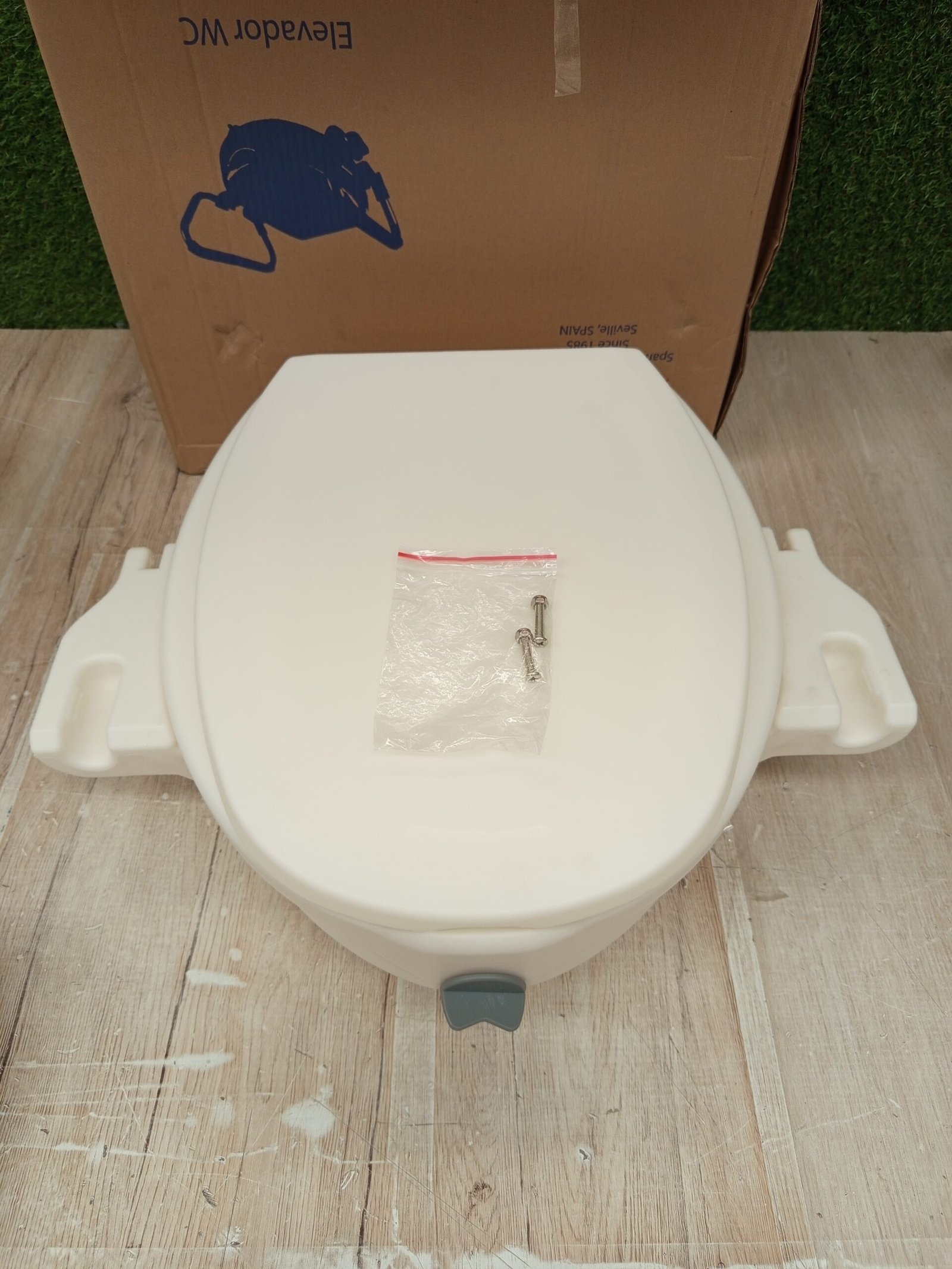 Elevador WC con tapa y apoyabrazos abatible