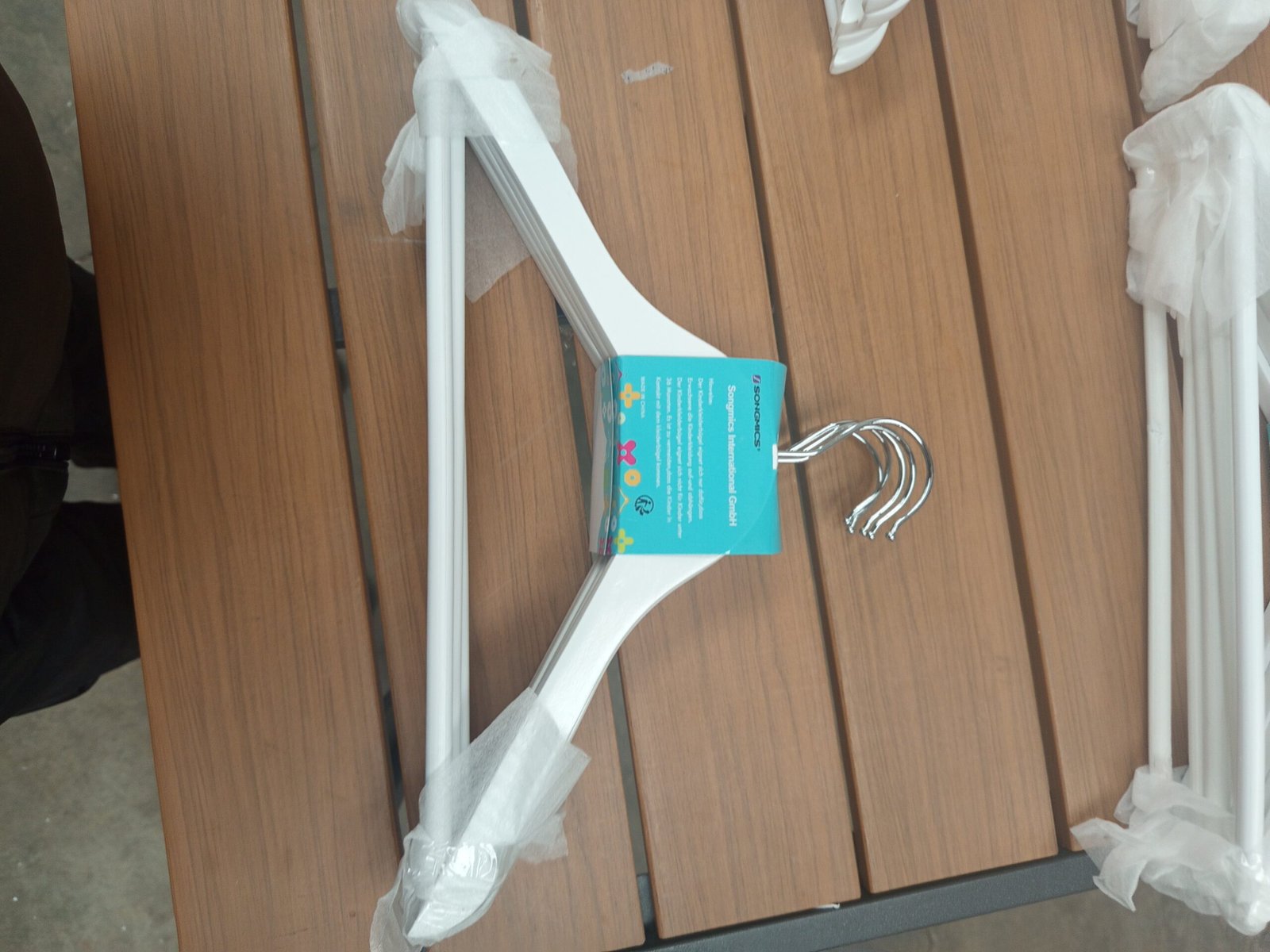 SONGMICS CRW06W-20 Juego de 20 Perchas para Niños de Madera Maciza. - Imagen 4