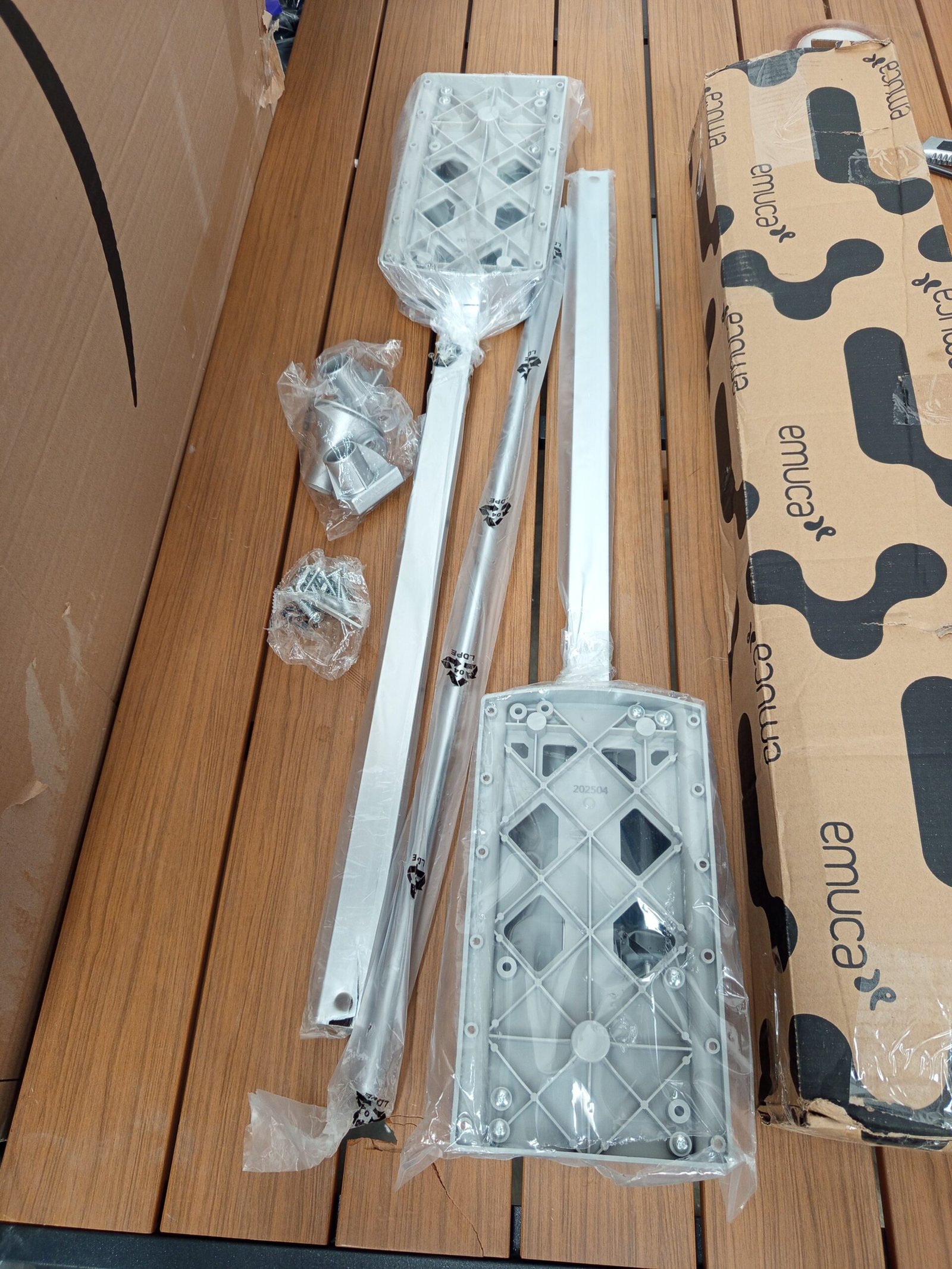 Emuca - Barra de armario abatible, perchero basculante. - Imagen 7