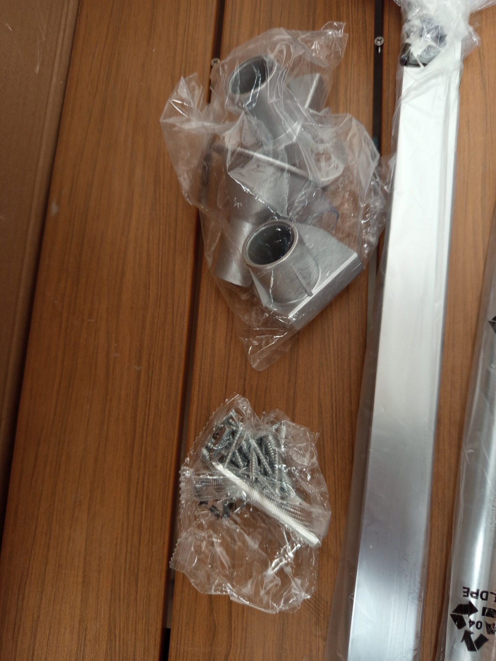 Emuca - Barra de armario abatible, perchero basculante. - Imagen 8