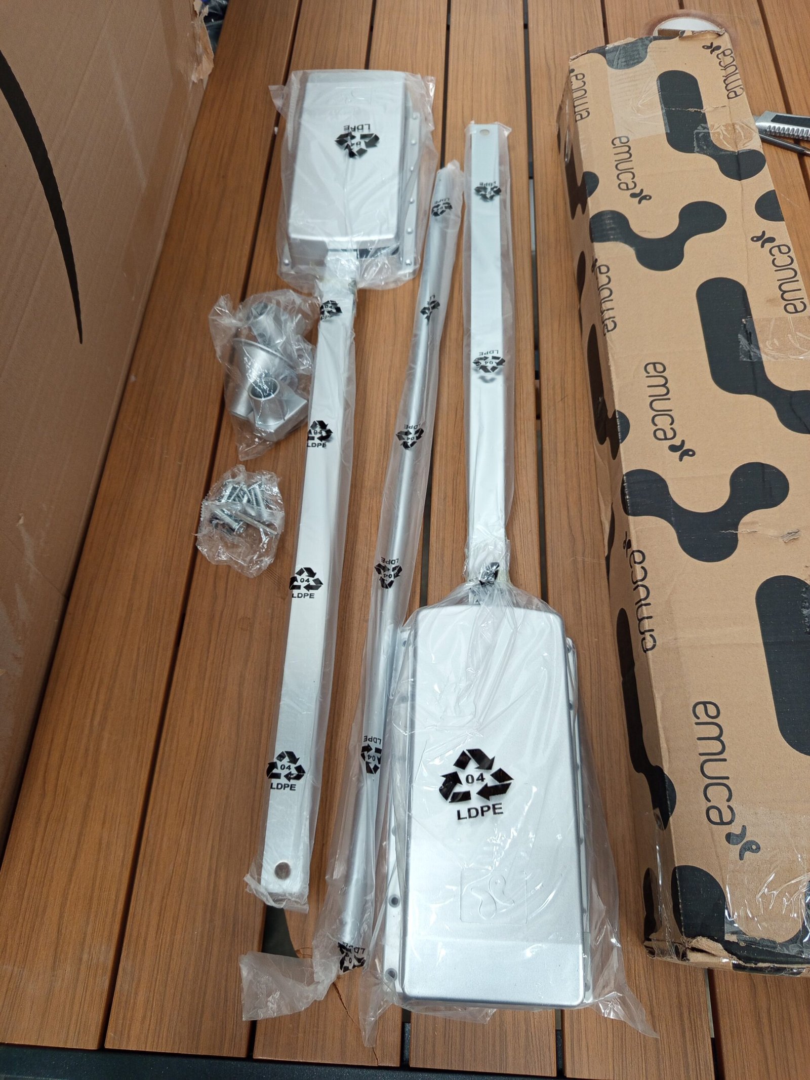 Emuca - Barra de armario abatible, perchero basculante. - Imagen 9