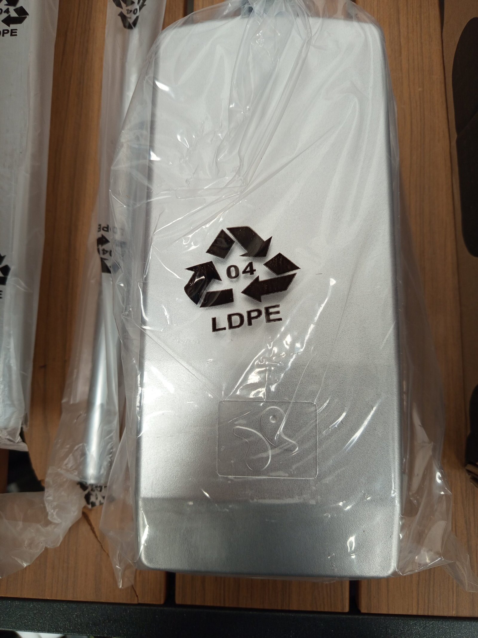 Emuca - Barra de armario abatible, perchero basculante. - Imagen 6