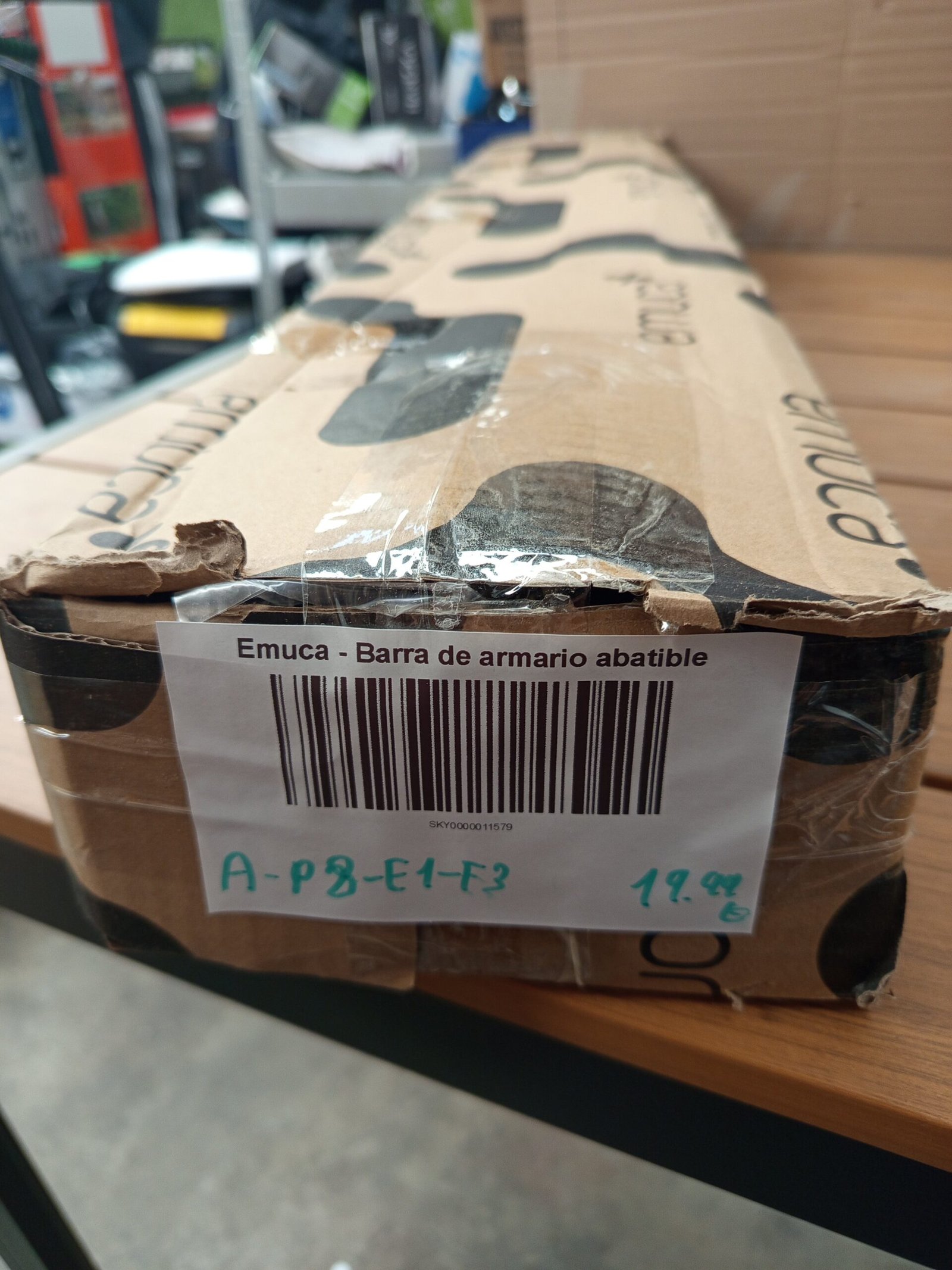 Emuca - Barra de armario abatible, perchero basculante. - Imagen 10