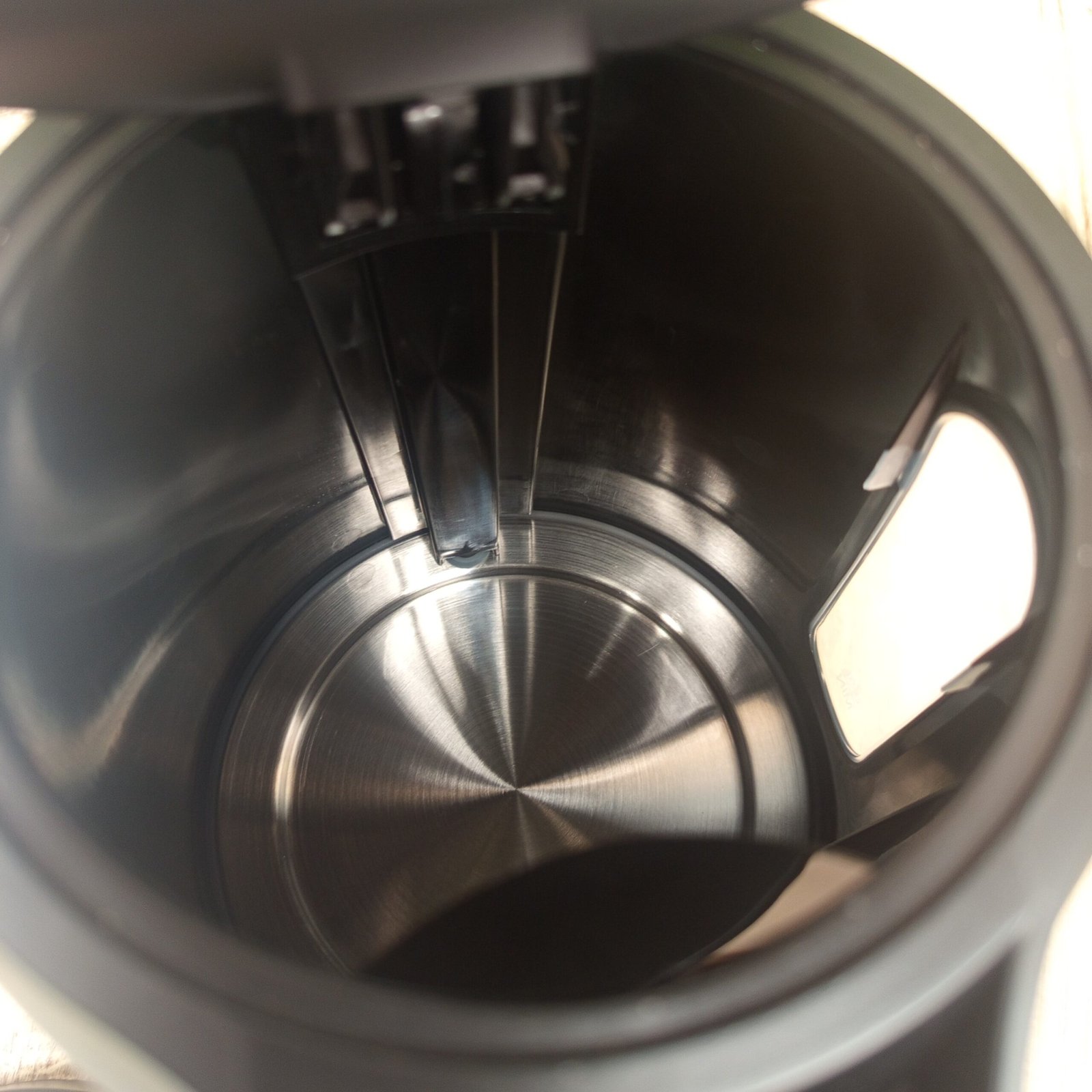 Hervidor de Agua Eléctrico - Amazon Basics - Imagen 5