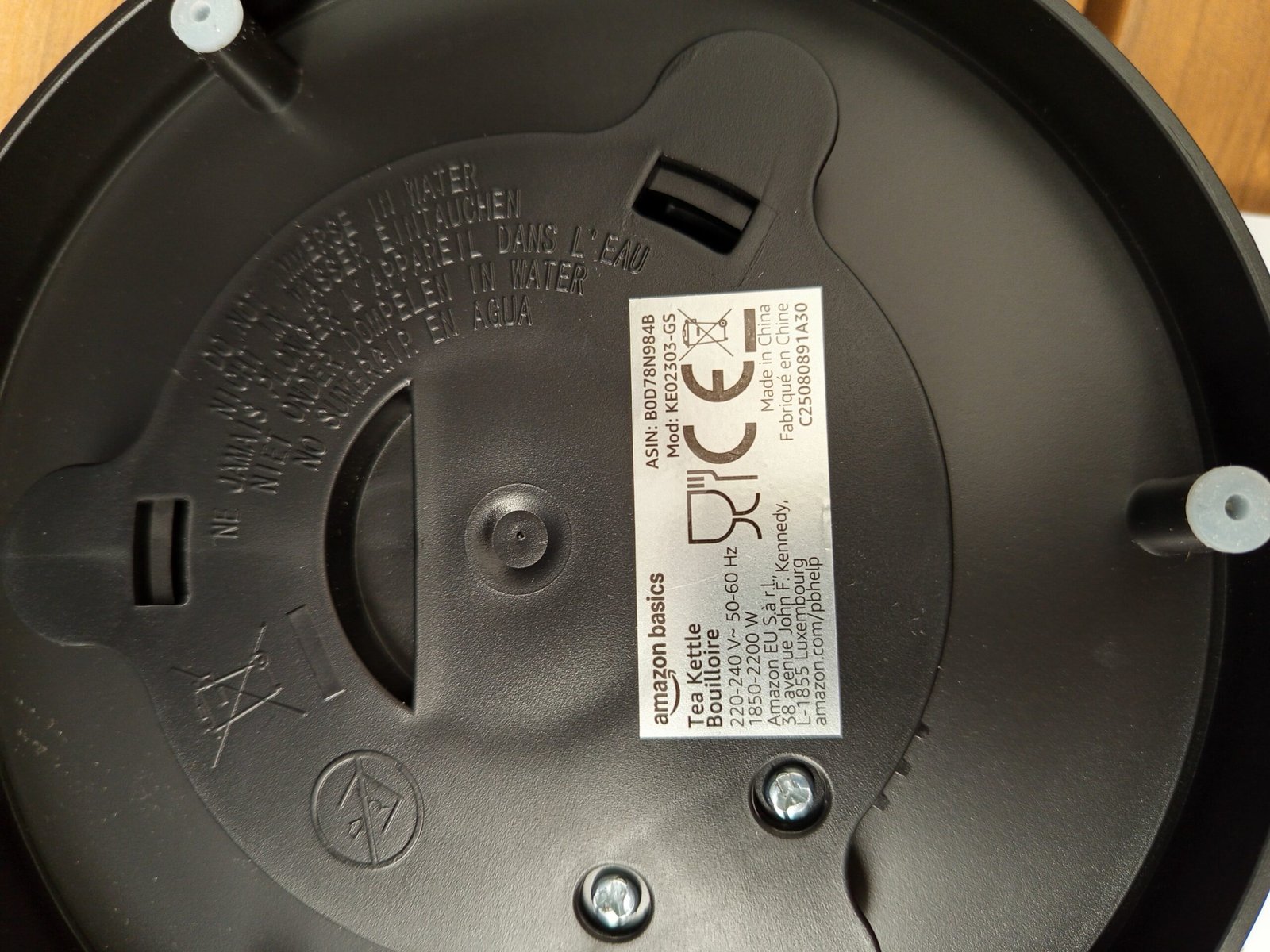 Amazon Basics Hervidor de Agua Eléctrico 1,7L, 2200 W. - Imagen 3